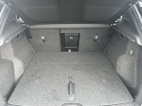 奥行きの広いトランクルームは荷物を固定するためのフックや12V電源を備えるなど、使い勝手にも配慮されています。
