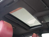 運転席の上部にはサンルーフが装着されております!フルオープンやチルトアップ等様々な開け方が出来ます!お天気の良い日には車内にも光を取り込めます!