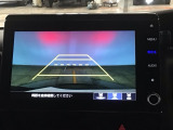 【バックカメラ】運転が苦手な方も車庫入れラクラクです!ギアをリバースに入れれば自動的に切り換わりますので、面倒な操作は不要です♪狭い駐車場もお車を傷つけず安心ですね!