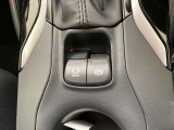 指先でパーキングブレーキの操作ができます。ブレーキホールドもついているので停止中に、ブレーキペダルから足を離しても停止状態を維持し続けてくれます。信号待ちなどの際に非常に便利です。