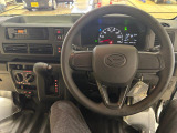 運転席まわり。スイッチやレバー等が使いやすく配置されています。