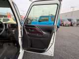 運転席ドアパネルです。ドアポケットにも収納があります☆車内のゴミ袋として使用するビニール袋をしまっている方もいらっしゃいます☆ドリンクホルダーもあります☆
