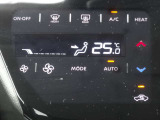 【オートエアコン】一度お好みの温度に設定すれば、車内の温度を検知し風量や温度を自動で調整。暑い&hellip;寒い&hellip;と何度もスイッチ操作をする必要はありません。快適な車内空間には必須の機能ですね♪