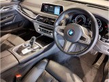 【ハンドル】ドライバーとBMW車の一体感がダイレクトに伝わるステアリングホイール。形状・太さへの拘りに加えて、操作性を高める為にスイッチ類も配置。クイックかつ安定のドライビングを体感下さい!