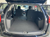 後席を全て倒して、荷物専用のスペースにした状態です。これなら長いものも積めますし、ご旅行や趣味に活用できますね。