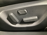 運転席にはパワーシートを装備!シート位置を記憶するメモリー機能付きなのでご夫婦で2名分セットすると便利です♪