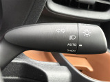 【オートライト(AUTO)】外の明るさをシステムが感知して、自動でヘッドライトが点灯します。ヘッドライトをつけ忘れを防ぐ便利機能です。