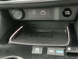 ワイヤレス充電完備ですので、携帯電話も置くだけで充電可能ですよ。