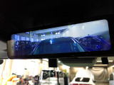 ミラー型ドライブレコーダー(デジタルインナーミラー)装備。通常のルームミラーとしてだけでなく、リアカメラの映像をディスプレイに表示します。