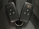 スマートキーを装備しています☆カギをカバンやポケットに入れて頂いた状態でドアロックの開閉やエンジンスタートをして頂けますよ!とても便利な装備です!
