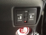【両側パワースライドドア】両側がパワースライドドアになっており、運転席のスイッチやスマートキーでも開閉が可能です!開口部も広いので乗り降りも楽々♪
