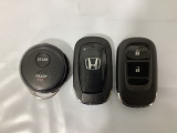 スマートキーを装備しています。鍵を差し込むことなくドアロックの開け閉めと、スタートボタン操作でのエンジンスタートができます。加えて、純正リモコンエンジンスターター用の操作キーもついています。
