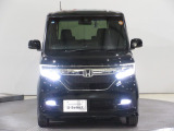ハロゲンより明るく、より遠くまでさらなる安心感のあるLEDヘッドライトを採用。照射軸の上下方向を自動調整するオートレベリング機構、点灯忘れも防止できるオートライトコントロール機構付きです。