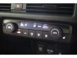 フルオートエアコンが装備されています!お好みの温度設定をするだけでエアコンの風量やモードの切り替えを自動でコントロールしてくれます!ユーザーの操作が少なく燃費走行にもつながります!