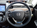 ハンドル左側にはオーディオ操作が出来るオーディオリモートコントロールスイッチ、右側にはHonda SENSINGとオートクルーズコントロールのスイッチを装備!