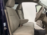 広い足元に肘掛けもついたゆったり座れるシートです。運転席と助手席の間が空いているため、助手席側への移動がスムーズです。交通量の多い道でも、助手席側から乗り降りができます。