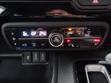 運転席からも手が届きやすく、操作しやすい空調コントロールパネル。オートエアコンなので操作の煩わしさが無くオールシーズン快適にドライブできます。快適空間で運転に集中できますね。