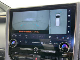 パノラミックビューモニターシステムが付いているので車の上から見た映像が確認できますよ。 一目で車両周辺の情報を確認できますが、直接安全をご確認下さい。