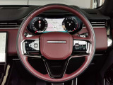 RANGEROVERのエレガントなステアリングはソフトレザーの握り心地の良いレザーを使用しています。