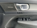 シートメモリー機能を搭載しており、2パターン記憶させておくことが出来ます。運転者が変わりシートを動かした後などボタン一つで元に着座位置に戻すことが出来ます。