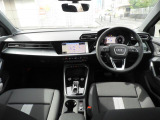 安全で快適な運転をサポートするアウディバーチャルコックピット。多機能でありながら優れた操作性で、シンプルで美しいインテリアデザインに溶け込んでいます。