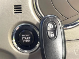 【キーフリーシステム】カバンやポケットに入れたままでもドアの施錠・解錠が可能なスマートキーを装備。エンジンのオン・オフ時もカギを取り出す必要が無いからとっても便利です♪