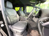 運転席まわりには十分なスペースがあり、大柄な方でもゆったり運転していただける環境です。