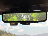 【スマートリヤビューミラー】後席の大きな荷物や同乗者で後方が確認しづらい時でも安心!カメラが撮影した車両後方の映像をルームミラー内に表示。クリアな視界で状況の確認が可能です!