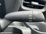 【オートライト(AUTO)】外の明るさをシステムが感知して、自動でヘッドライトが点灯します。ヘッドライトをつけ忘れを防ぐ便利機能です。