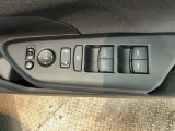 電動格納式リモコンドアミラーと、パワーウィンドウスイッチ等は運転席ドアにあります。