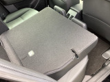 リアシートは簡単に倒すことができるので、ラゲッジルームも広がります。