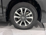 アルミホイールを装備、タイヤサイズは195/65R15です。