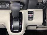 CVT車のセレクトレバーです。低速から高速まで、変速ショックのないスムーズな走りと、エンジン効率のよい領域を維持して燃費にも貢献します。サイドブレーキはスイッチ操作の電子制御パーキングブレーキです。