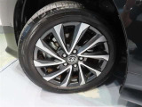 タイヤサイズは205/55R17。純正アルミホイール付き!