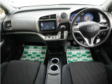 運転にかかわる様々な操作を安全に行えるように視点移動が少なく、操作性に配慮されたスイッチ類が凝縮されたコクピットです。