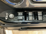 【パワーウィンドウスイッチ】ワンタッチで、パワーウインドウやドアミラーを操作できます。