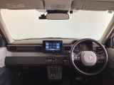 運転席は、大きな座面と包み込むような背もたれがドライバーの身体全体をしっかり支えます。上質なシート素材と座り心地のよいクッションを採用し、長時間の運転やコーナーの多い道も快適です