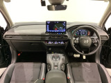 車内は光触媒抗菌消臭施工済です。インパネ周りはスタイリッシュなデザインで機能や装備も充実しています。グローブボックスやカップホルダーのほかにトレーなどたくさんの収納スペースが付いています。