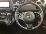 【ハンドル】運転にかかわる様々な操作を安全に行えるように視点移動が少なく操作性に配慮されたスイッチ類が凝縮されたコックピットです。