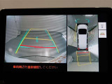 パノラミックビューモニター付きです。車両を上から見たような映像をモニター画面に表示。運転席からの目視では見にくい、車両周辺の状況をリアルタイムでしっかり確認できます。