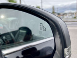 ブラインドスポットモニター付きですので死角に車両がいるとオレンジに光って知らせてくれます。