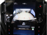 後方映像を11.6インチディスプレイに表示し、ステアリング連動ガイドラインが駐車をサポート。さらに後退時はリヤ4センサーが障害物を検知し、必要に応じてブレーキが作動します。