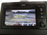 カラーで後方映像をモニターに映し出してくれるので、ショッピングモールのような狭い駐車場であったとしても障害物を見つけ、楽々駐車することができますね。