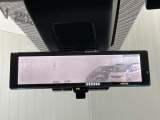 【インテリジェント ルームミラー】車両後方のカメラ映像をミラー面に映し出すので、車内の状況や、天候などに影響されずいつでもクリアな後方視界が得られます!