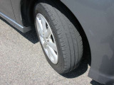 お車のお洒落も足元から!アルミホイール装備でバッチリ!
