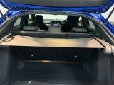 巻き取り型のカーゴエリアカバー。扱いやすい横引きタイプ、取り外すことも可能です。
