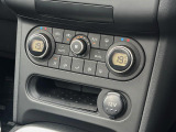 【左右独立型フルオートエアコン】運転席と助手席でそれぞれお好みの温度に設定可能。同乗者にも配慮した、快適な空調をお届け致します。