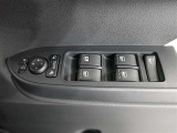 運転席のパワーウインドスイッチで全席窓の開閉・ロック操作ができます。