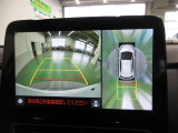 クルマを真上から見るように周囲を確認できるパノラミックビューモニターです。