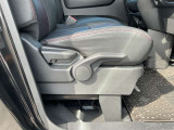 快適に運転できるドライブポジション!40mmも調整できる運転席シートリフターとシートスライドで、無理のない運転姿勢がとれます